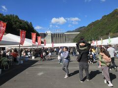 『土佐の豊穣祭2023 in 嶺北』
高知県内で８会場で開催された中で、さめうら湖 ふれあいの広場ではこの日の10時から15時まで開催されると知って、やってきました。
