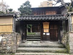 《武家屋敷 寺島蔵人邸》正門入口付近…「武家屋敷 寺島蔵人邸」は、加賀藩中級武士「寺島蔵人」の屋敷で、「金沢城大手門跡」から徒歩3分くらいのところに位置しています。この周辺は、江戸時代には寺島蔵人邸と同規模の武家屋敷が並ぶ中級武士の居住地だったそうです。