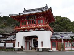 武雄温泉楼門です。

竜宮城を連想させる鮮やかな朱塗りの楼門は、東京駅を設計した『辰野金吾』の設計で、大正4年（1915年）4月12日に完成しました。

2階の四隅には、子（ねずみ）、卯（うさぎ）、午（うま）、酉（とり）の4つの彫絵があるそうです。