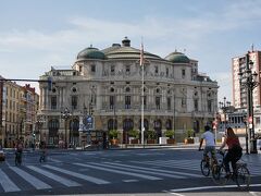 18世紀末に建てられた、ネオバロック様式の優美なオペラハウス、アリアーガ劇場。