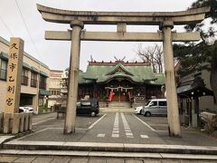 《久保市乙剣宮》石鳥居付近…「久保市乙剣宮」は、金沢における「市場発祥の地」とされる由緒ある神社です。創建年代は不詳ですが、平安時代の初め「乙剣大明神」と称して、このあたりが加賀国小坂庄久保市村と呼ばれていた頃、「産土神」として創建された古社です。