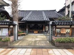 《円長寺》外観…「円長寺」は、「真宗大谷派」の寺院です。創建年代については不詳ですですが、由来によれば。前田家三代藩主「前田利常」が卯辰山周辺で鷹狩をした際に、円長寺を小休憩所に使用したとされ、「前田利常」の位牌を守り現在も安置しています。