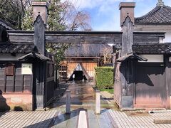 《妙立寺》山門付近…「妙立寺」は、石川県金沢市にある日蓮宗の寺院で、「日蓮聖人」の法孫である「日像上人」作の祖師像を安置しています。