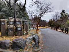 入道樋門公園
　新富士駅から徒歩30分くらいのところにある
　0.7ヘクタールの「入道樋門」に隣接した公園です。
　近辺の工場の夜景がgoodな公園です。