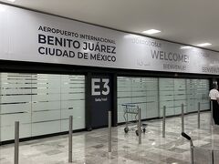 メキシコシティに到着。イミグレは日本の国旗の矢印へ進んでしまうと入国審査自動ゲートに行ってしまうので、有人の入国審査に進んだ。バケーションか、滞在日数、滞在ホテル名を聞かれた。

自動ゲートで入国するとパスポートに入国スタンプが押されず、拘束されるケースがあるので注意。大使館からも注意喚起が出ている。
https://www.traicy.com/posts/20240109287672/

無事入国が終わりスーツケースをピックアップして、現地ガイドさんと合流。日本人の男性ガイドさんだった。今回のツアー参加者は16名とのことでみんなが揃うまで待つ。