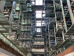 空中図書館と言われるヴァスコンセロス図書館。うわ、すごいカッコいい！SFっぽい雰囲気。