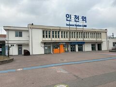 仁川駅は韓国鉄道公社の地下鉄１号線の駅。１８９９年に韓国国鉄京仁線の終着駅として開業。現在の仁川駅は１９６０年に竣工した。午前９時２５分に仁川駅に到着。大韓民国仁川広域市中区にあり、チャイナタウンという副駅名がある。１９７４年首都圏電鉄１号線の運行を開始し、京仁線全線がこれに組み込まれ、２００５年韓国国鉄が韓国鉄道公社に改称した。