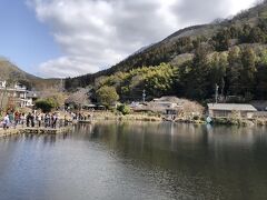 外周の歩道を歩いて行きます。