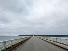 １泊２日の行程なので、早速島巡りを始めたいと思います。
今回初めての宮古島ですが、できる限り「観光地」と言われるところには行きたいと思います。
まずは来間（くりま）大橋を渡って、