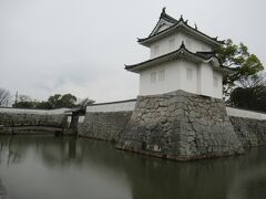 しくしく。小雨が降ってます。赤穂駅からたまたま出発しそうな路線バスがあったので乗車して赤穂城址の近くで下車。赤穂城址までやってきました。