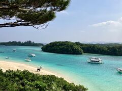 まだちょっと時間があったので、川平湾に足を延ばしてみることに。以前天気が悪い時に一度行っていて、その時でもきれいだなと思ったけれど、今日はピーカンなので、海の色がこの世おものとは思えないほどきれい。