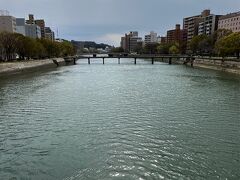 京橋川に春の陽射し。
もうお昼だ！　昼食に行こう。