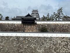 福山まで一駅、慌ただしく朝食を終えて下車すると福山城が目の前に