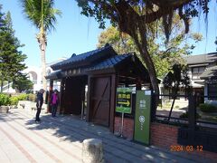 「徳記洋行.安平樹屋」の門。
チケット売り場は右側にあった。
