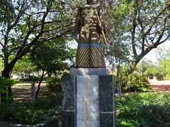 「安平豆花」に行く途中に銅像があった。