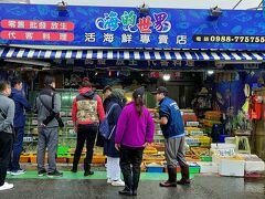 店側を歩いていた妻の足が止まり、1軒の店の人と話し始めました。見回してもこの店が一番活気があって、魚介の量もものすごく多いのでいい選択です。