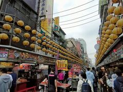 仁三路に差し掛かると黄色い提灯が連なり、ここが夜市の中心だということが分かります。まだ午後3時前ですが夜市というよりはお昼を食べに来ている人が多いです。