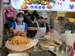 やっぱり「呉記螃蟹羹」の「螃蟹羹」というカニ身の入ったとろみスープと「油飯」というおこわにします。ここが創始店というのに惹かれます。