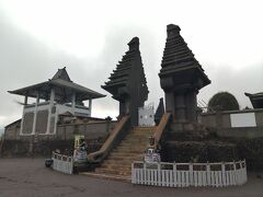 カルデラ内あるヒンドゥー教寺院「ルフルポテン寺院」
内部は立入禁止でした。