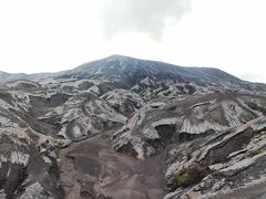 ブロモ山火口を仰ぎ見る。その迫力に圧倒されます。