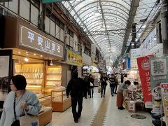 「第一牧志公設市場」で島らっきょうと海ぶどうを買って市場通りを戻ってきます。宝石屋さんを素通りしてくれて助かりました。