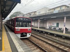 都内から京急で横須賀へ。まずは横須賀美術館に向かうため堀之内駅で乗り換え馬堀海岸駅で下車。そこからバスに乗り換えます。