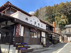 
見学を終えて、横川駅に戻りました。

駅前に峠の釜めしの「おぎのや」本店があります。
店内でいただくこともできますが、今回は持ち帰りにします。ほんのり温かい釜飯を渡されました。
想像以上に重いです。ひとつ1キロ以上ありそう。
これを何個も立ち売りしていたとは…驚くしかありません。
