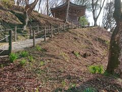 飯盛山を、麓から少し登ると、太子堂です。