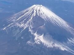 機内から、雪が積もっている富士山が見えました。