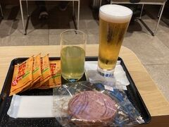 翌朝は、那覇空港のＪＡＬラウンジで朝食を食べ、ビールを飲んで羽田空港へ戻りました。