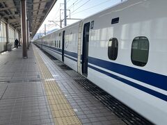 東京から１時間ほどで新富士駅に到着。