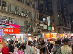 ホテル近くまで帰ってきました。

「雙城街夜市」

夜市の雰囲気を味わうために行きました。
