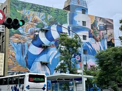 仇分からバスに乗って10分くらいで瑞芳駅のバス停に到着。
壁のアートが美しい♪