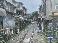 列車の1番前から十分老街の風景を楽しみます。

電車から人々を見るのもまた楽しいです。