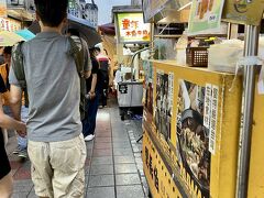 寧夏夜市に着きました。
まだ5時くらいなので明るいです。
この時から雨がポツポツ・・