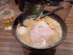 夕飯は「北海道らーめん奥原流 久楽 本店」さんでビールと白みそラーメンをいただきます。