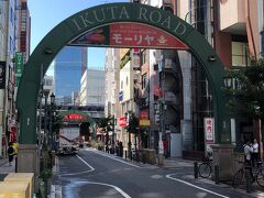 三宮駅から生田神社へ続く商店街です。