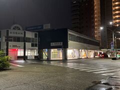 　途中コンビニでおにぎりを買って、津新町駅へ向かいます。