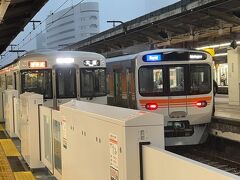 　名古屋駅に着いて東海道本線に乗り換えます。