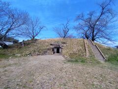 次にやって来たのは、蛇穴山古墳です。12：08着。

蛇穴山古墳は７世紀後半に造られた一番新しい方墳です。こちらは石室の中に入ることができるようです。
