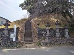 総社歴史資料館の道路を挟んだ向かいに、宝塔山古墳があります。12：38着。
宝塔山古墳は７世紀半ばに造られた大型方墳です。先ほど見た蛇穴山古墳の少し前の時代のものです。
古墳に登るための階段がありますが、この階段を登ったところからは横穴式石室の方に向かうことができないので、お気を付けください。右手の舗装路からまわりこんで行きます。