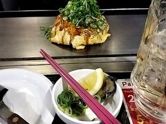 電光石火さんで、「電光石火」を食します。

焼きそば用のそば、ちゃんと茹でてから焼くんですね。
見た目は広島のお好み焼きには見えないけれど
ふわっふわで美味しい。

北の民にはちょっぴり塩味が足りない気がしたけれど
一人一瓶、オタフクソースが配膳されるので
多めに掛けて食べました。