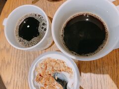 コーヒー＆ヨーグルト
ホットコーヒーのトール2つオーダーしたら、ベンティ1個にしてコップを1つくれました^ ^
なんと優しい♡