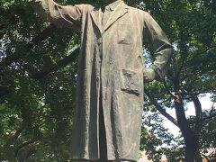 コースAの第3チェックポイント、国立西洋美術館に向かうため、上野公園を横断しました。
国立科学博物館の近くでは、高い台座の上に野口英世像が立っていました。
