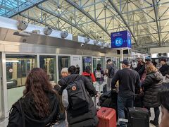 フランクフルト国際空港には定刻より少し遅れて到着。
まず飛行機を降りたら、通常は入国の案内表示があるはずなのに、無い。普通にお店があるゾーンに突入しているぞ。
前の人に付いていったらパスポートコントロールにたどり着けた。うーん不親切。
荷物はコントロール通過後すぐにあったからわかった。
次はターミナル1へ移動したいのだが、最上階にあるはずのスカイトレインへの案内も微妙に不親切。
スカイトレインも2両しか扉が開かないよ。
