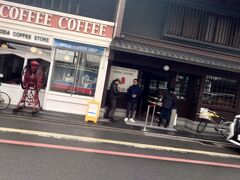 急いだのは、こちらイノダコーヒ本店。
写真を撮ろうとおもったら、風で傘がひっぱられて、こんな傾いて
しまいました。

夫に順番をとってもらっていたので、
急いでおりました。
