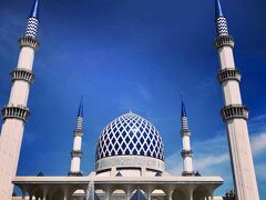 体力が回復したので、次はブルーモスクへ。
青と白だけで大きな立派なモスク。