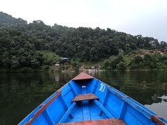 食べ終わり今日は雲がかかって天気が悪いので山には行かず、ボートで対岸まで渡り、日本山妙法寺へ。