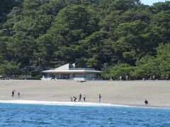 桂浜（高知県高知市浦戸）
本浜休憩所 五色のテラスには、砂を落とせる洗い場や売店、展望台もあって便利です。