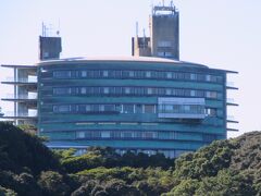 国民宿舎桂浜荘（高知県高知市浦戸城山）は良い立地にありますね。いつか、利用してみたいです。
たしかあの裏に高知県立坂本龍馬記念館があるはずです。